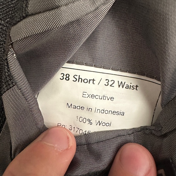 Mens Jospeh A Banks Suit. Jacket 38 Short and pants are 32 waist. - Picture 4 of 4